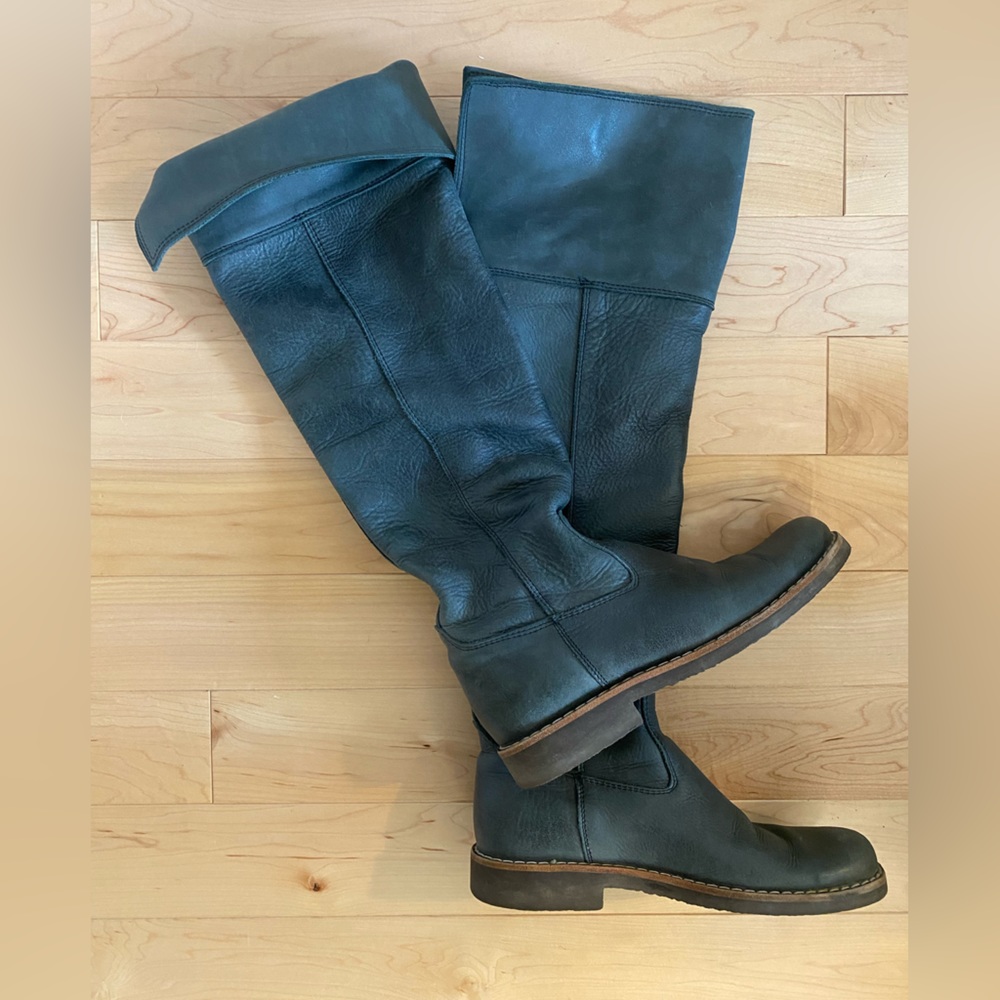 Roots leather pull-on boots.